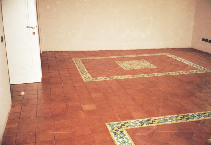 Treatment of terracotta floor with antiquing paste wax Treatment of flooring made with terracotta tiles, protective finish created with antiquing paste wax