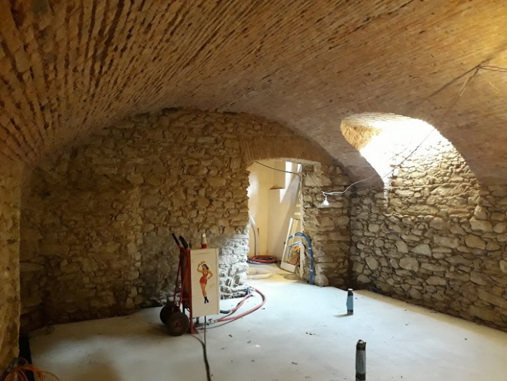Consolidating treatment on exposed stone walls. Consolidating and dustproof treatment Consolidating treatment on exposed stone walls. Consolidating and dustproof treatment