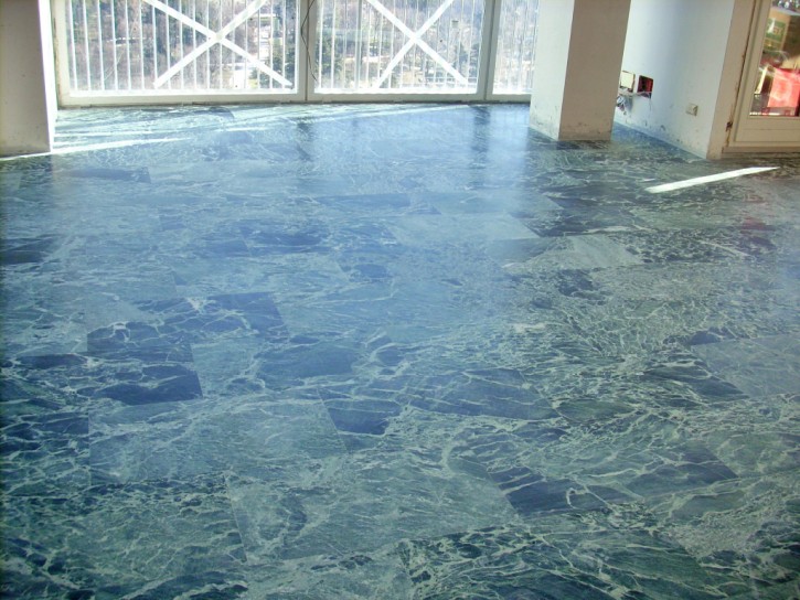 Satin polishing of stone flooring Polishing of stone flooring with a satin effect