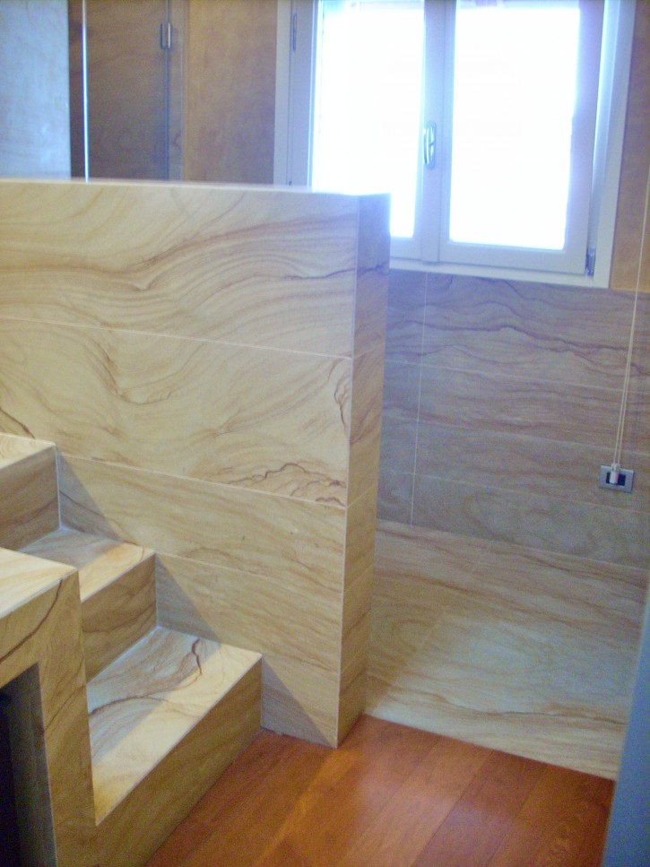 Hydro/oleophobic stain-resistant treatment on stone floors and coverings Stain-resistant hydro/oleophobic treatment on the floor and covering of a stone bathroom