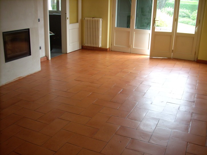 The treatment of a handmade terracotta floor The treatment of flooring made with handmade terracotta tiles