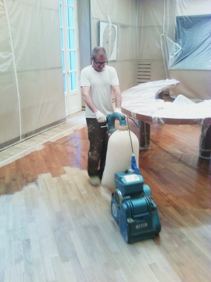 Sanding of parquet in a finished and furnished environmen Sanding of parquet in a finished and furnished environmen