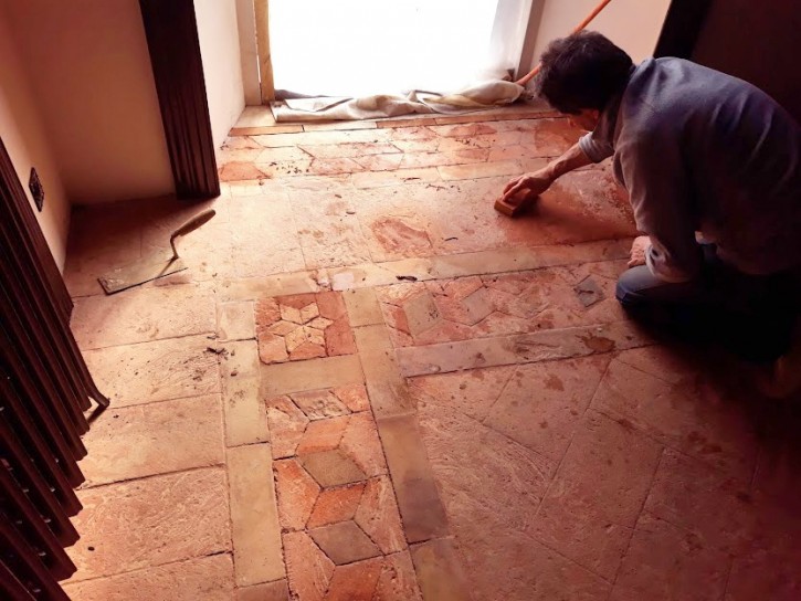 ricostruzione piastrelle in terracotta danneggiate ricostruzione con malta da restauro di piastrelle in terracotta danneggiate