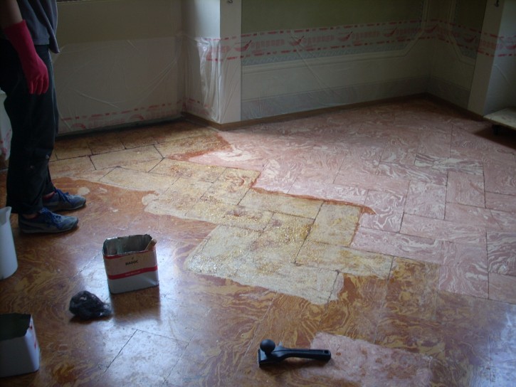 rimozione di vecchio trattamento da pavimento min terracotta rimozione di vecchio trattamento ammalorato da pavimentazione realizzata con piastrelle in terracotta