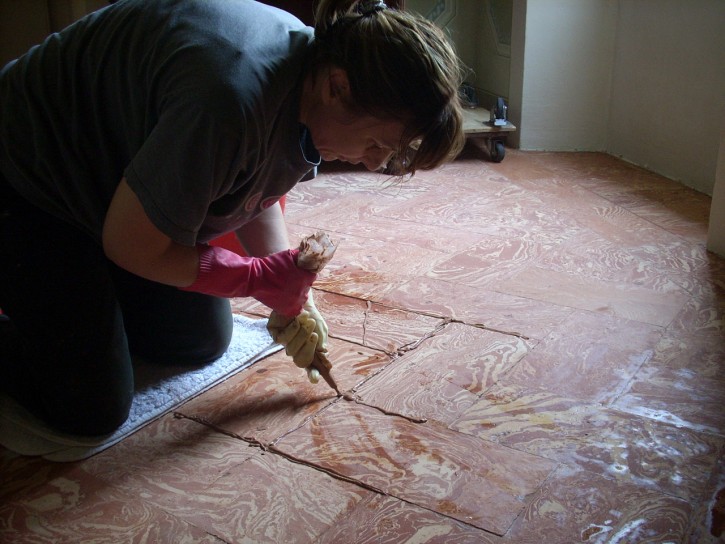 sigillatura fughe pavimentazione in terracotta Nuova sigillatura fughe pavimentazione in terracotta dopo rimozione del vecchio trattamento ammalorato